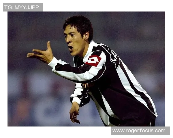 足球明星在巅峰时期的颜值与魅力展现了他们的风采与个性 足球明星在巅峰时期的颜值与魅力展现了他们的风采与个性