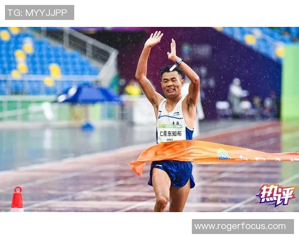 足球明星滑跪头像背后的故事与情感解读，展现运动员的拼搏精神与人性光辉