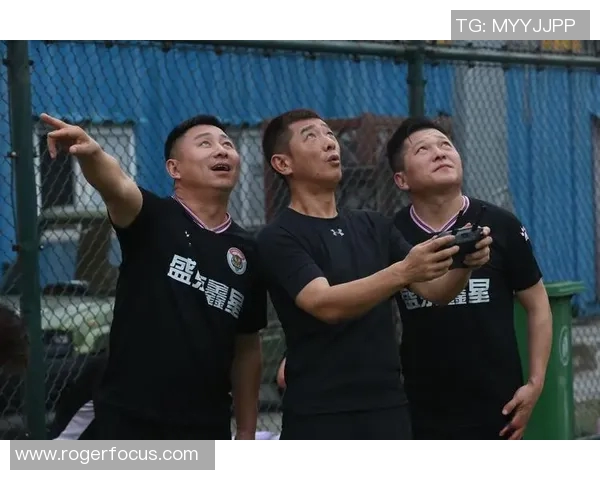 足球明星身着各自队服激情对抗展现足球魅力与团队精神 足球明星身着各自队服激情对抗展现足球魅力与团队精神